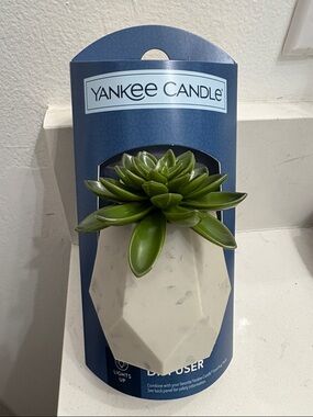 Yankee Candle Green Succulent in White Geometric Pot with light new